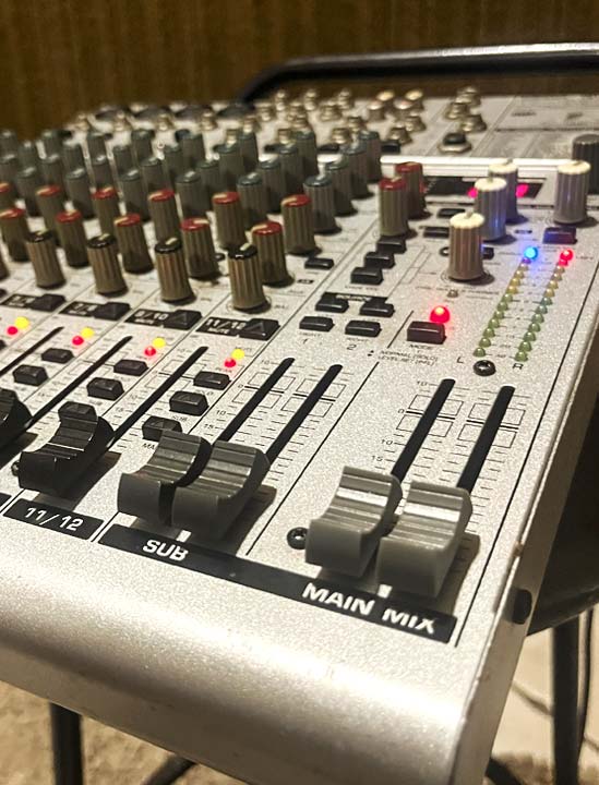 topusados-mesa-behringer-02